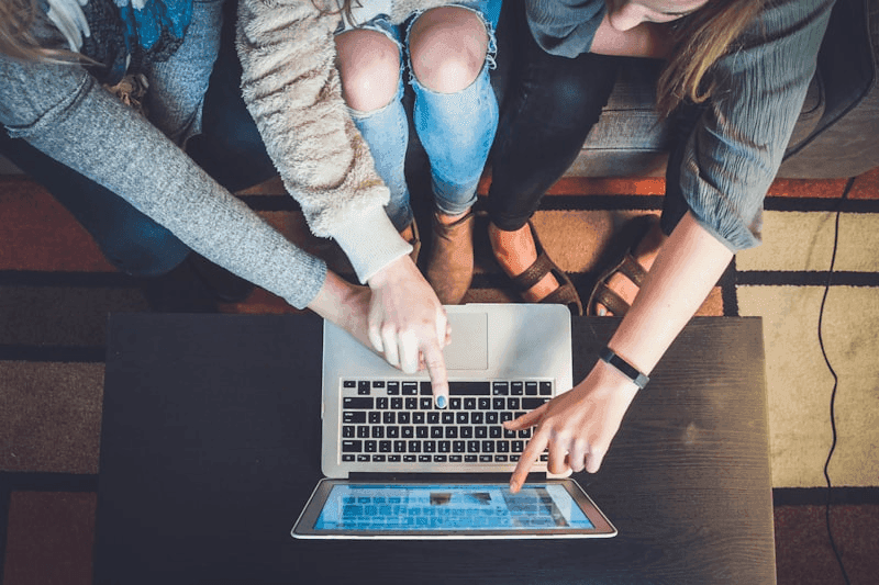 Apprenant en formation sur-mesure à distance avec formateur dédié